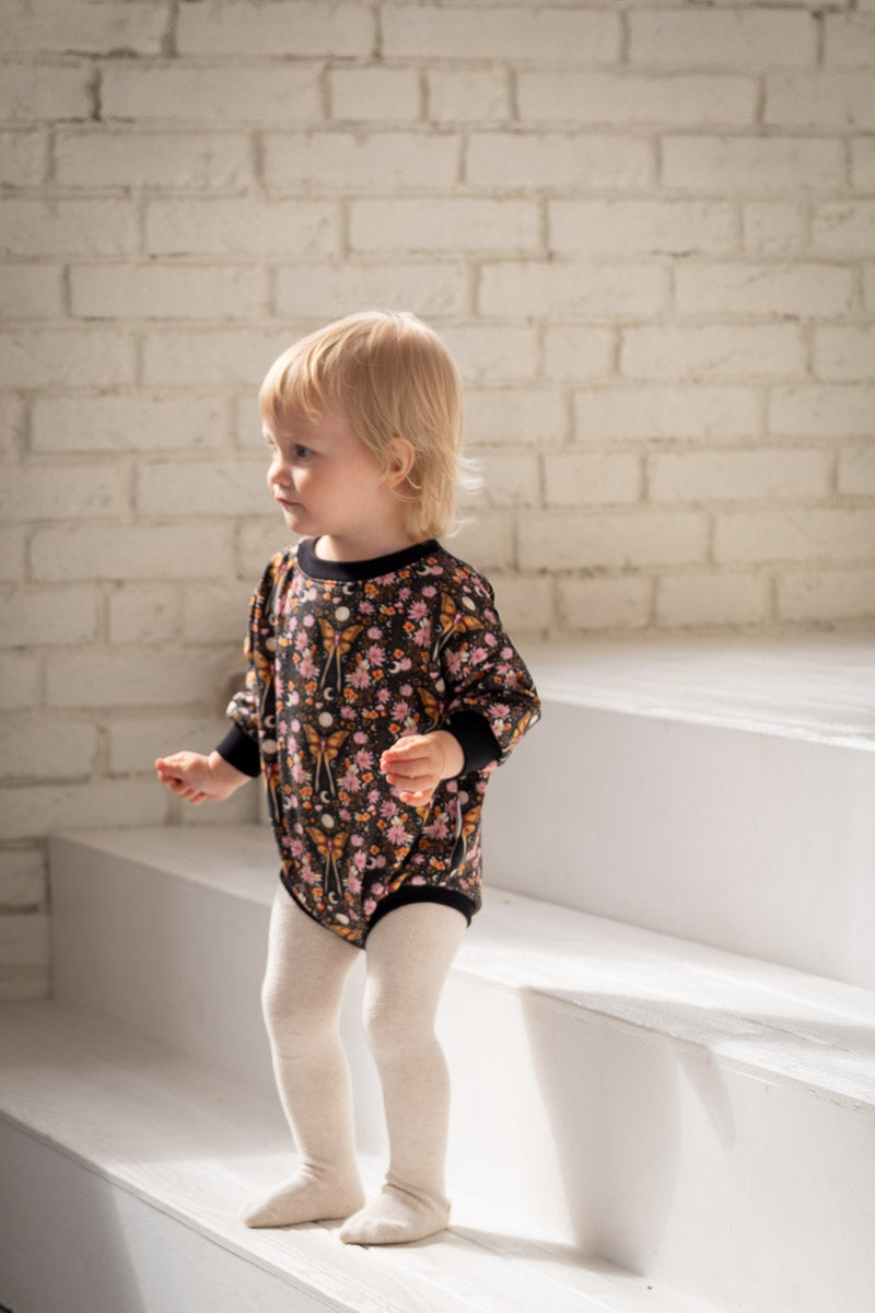🌙 Sweater Romper Motýle v noci – zahal svoje bábätko do mäkkej nočnej rozprávky ✨🦋