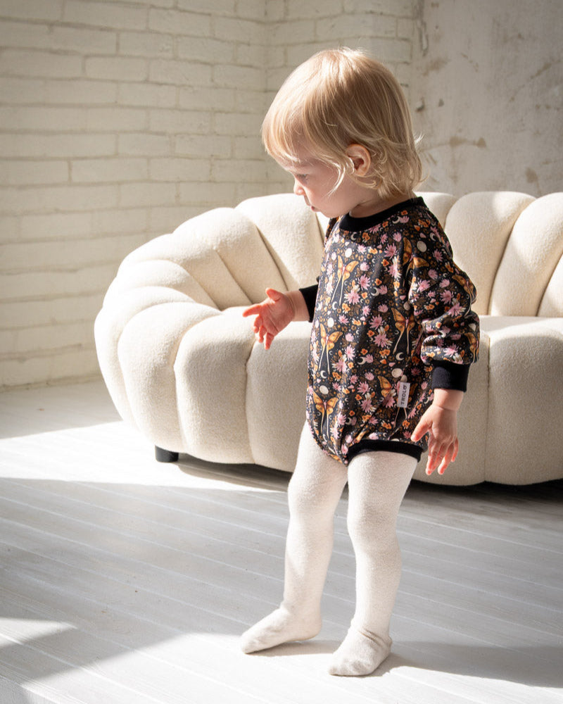 🌙 Sweater Romper Motýle v noci – zahal svoje bábätko do mäkkej nočnej rozprávky ✨🦋