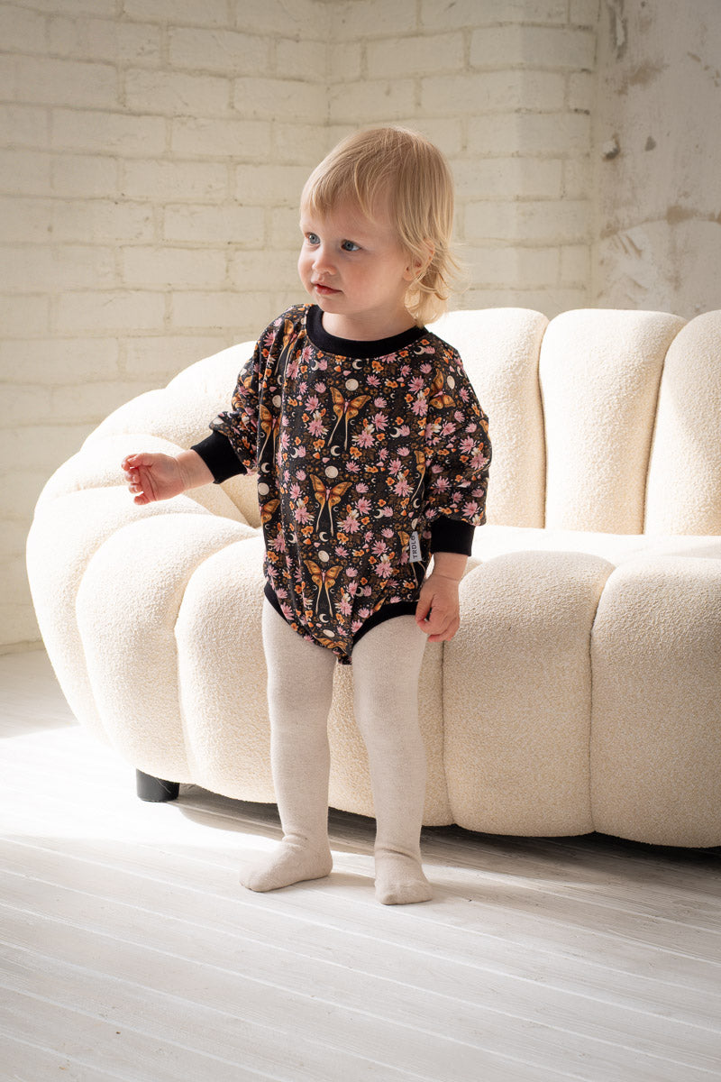 🌙 Sweater Romper Motýle v noci – zahal svoje bábätko do mäkkej nočnej rozprávky ✨🦋
