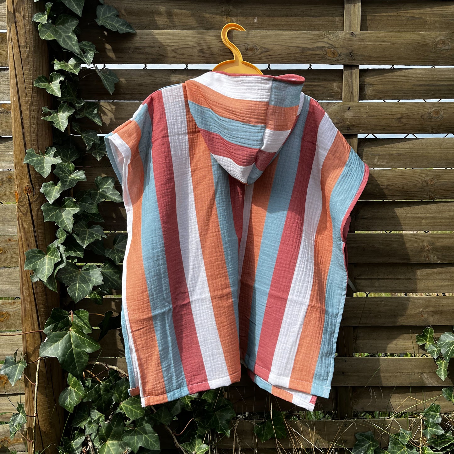 Mušelínové pončo Stripes