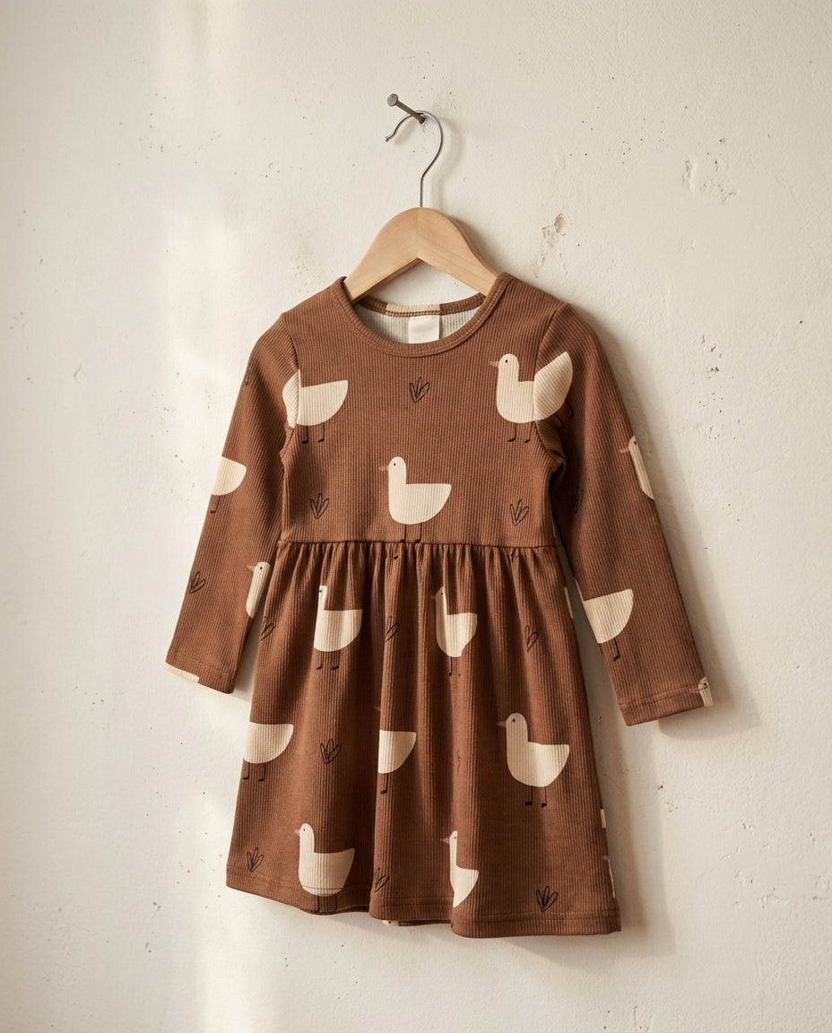Šaty s dlhým rukávom hnedé kačičky