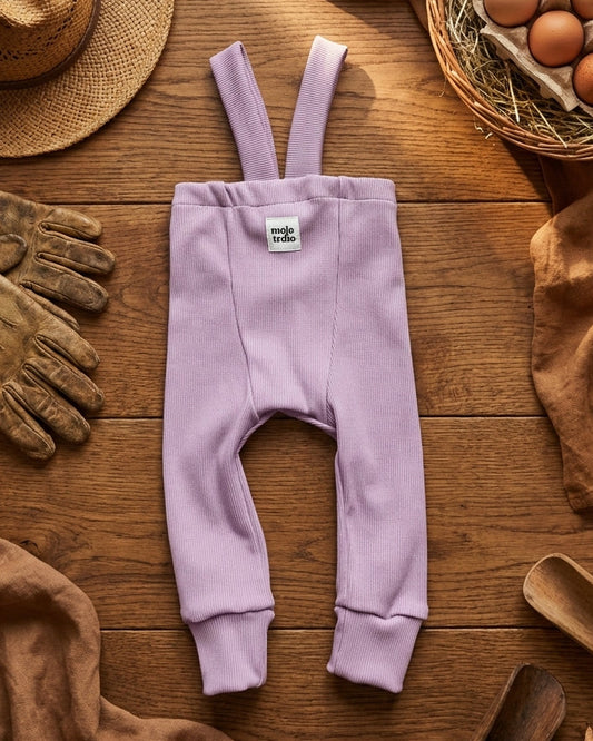 Rastúce rebrované dlhé legíny s trakmi Levanduľa